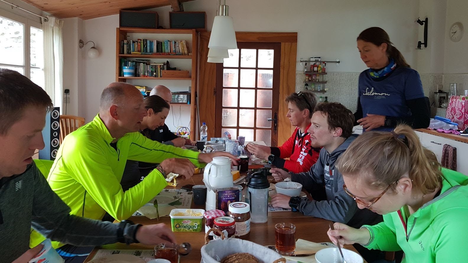 Samen Eten In Het Gezellige Tuinhuis