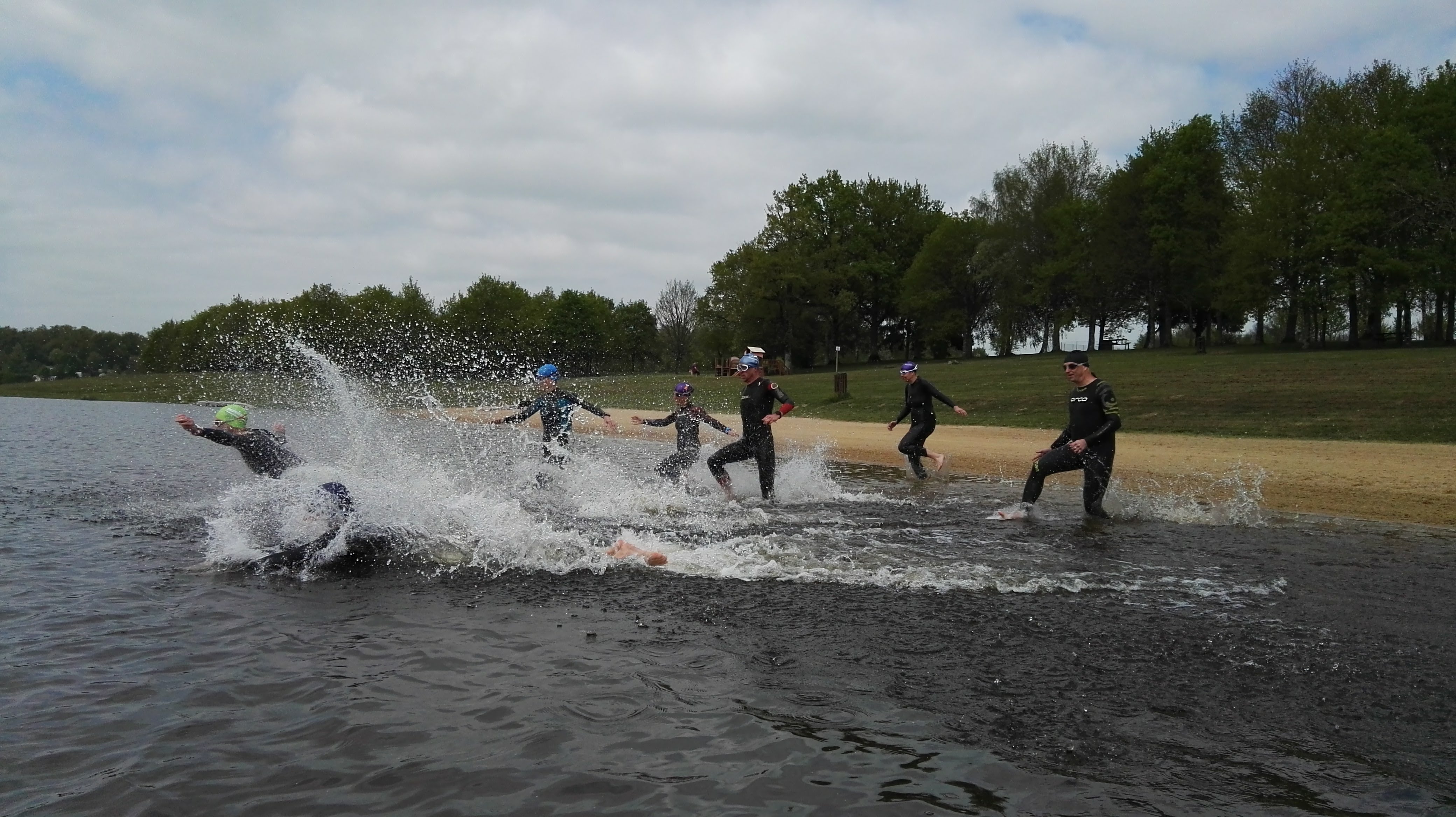 De start oefenen tijdens een trainingsweek bij een fraai meer