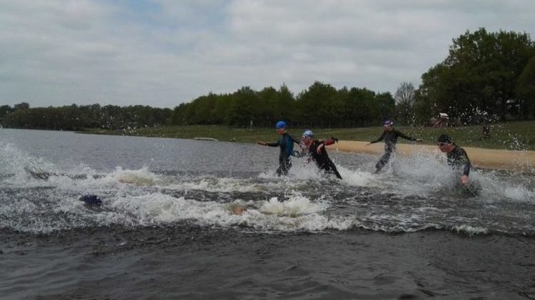 Starten vanaf het land bij het meer