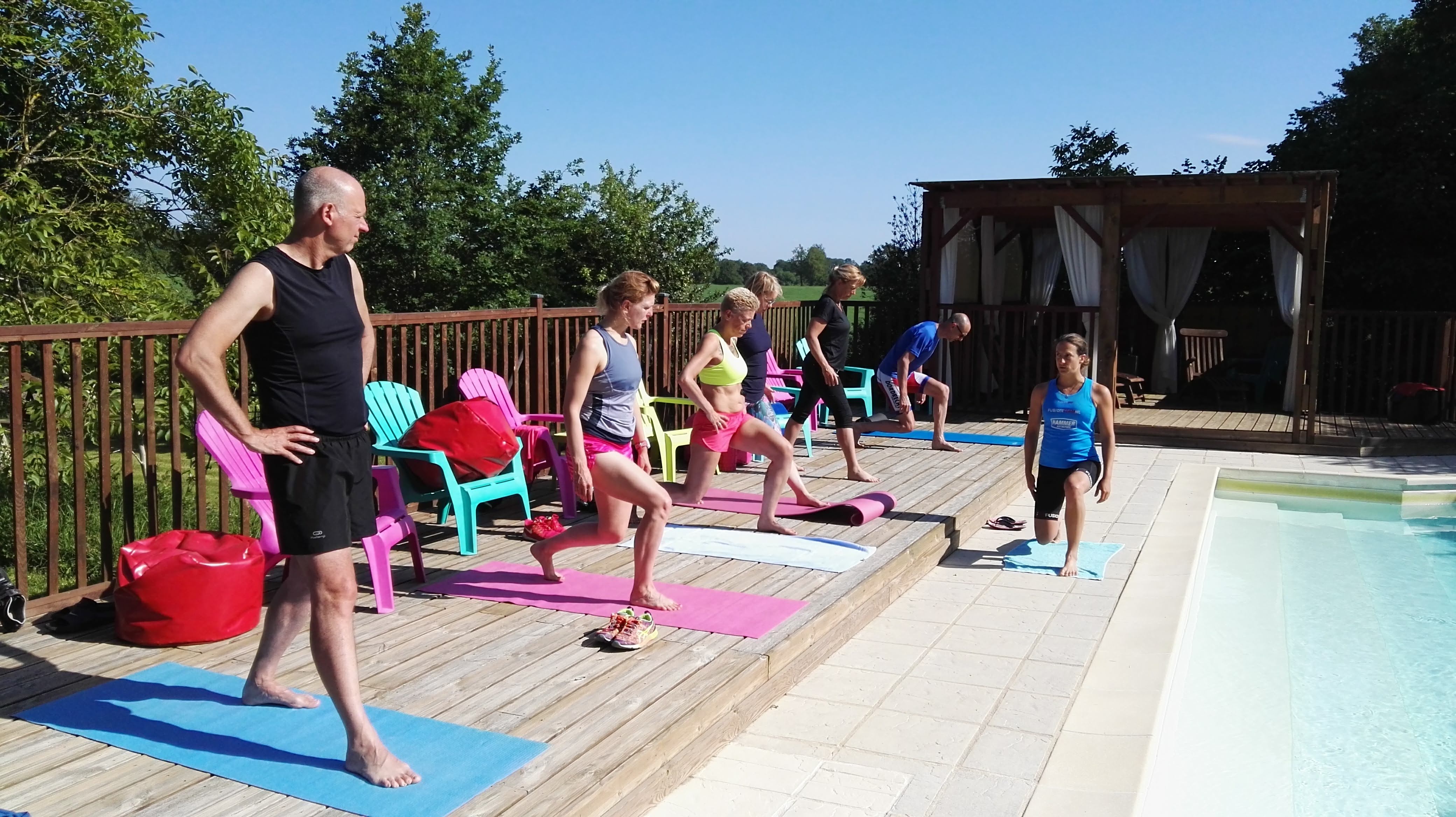 Coretraining aan de rand van het zwembad